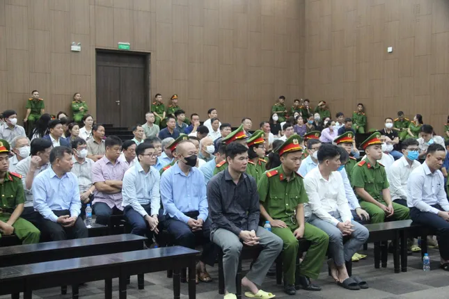 Đang tuyên án cựu Bí thư Vĩnh Phúc Hoàng Thị Thúy Lan cùng 40 bị cáo trong vụ Phúc Sơn- Ảnh 3. Đang tuyên án cựu Bí thư Vĩnh Phúc Hoàng Thị Thúy Lan cùng 40 bị cáo trong vụ Phúc Sơn- Ảnh 3.