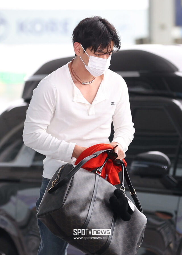 Kinh hoàng cảnh V (BTS) bị fan lao vào xô đẩy, sân bay náo loạn như Kinh hoàng cảnh V (BTS) bị fan lao vào xô đẩy, sân bay náo loạn như