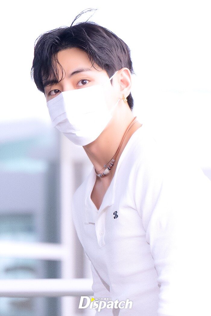 Kinh hoàng cảnh V (BTS) bị fan lao vào xô đẩy, sân bay náo loạn như Kinh hoàng cảnh V (BTS) bị fan lao vào xô đẩy, sân bay náo loạn như