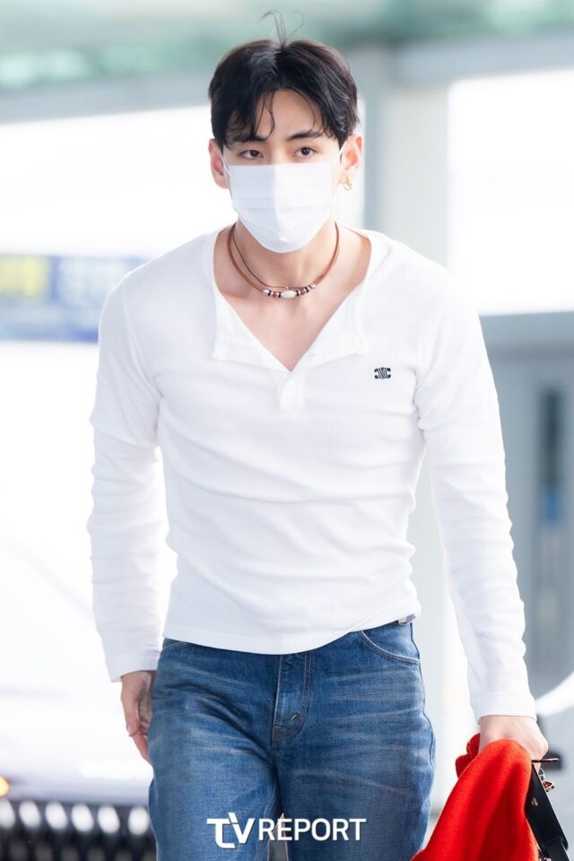 Kinh hoàng cảnh V (BTS) bị fan lao vào xô đẩy, sân bay náo loạn như Kinh hoàng cảnh V (BTS) bị fan lao vào xô đẩy, sân bay náo loạn như