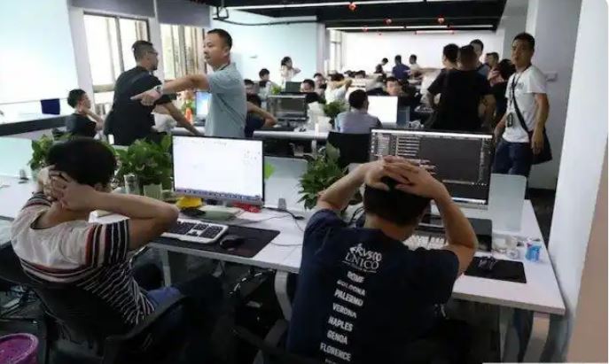 Trung Quốc: 450 cảnh sát đột kích 1 công ty công nghệ cao, tịch thu 1000 thiết bị điện tử, bắt gọn 400 đối tượng, hơn 155 tỷ đồng bị phong tỏa!- Ảnh 2.