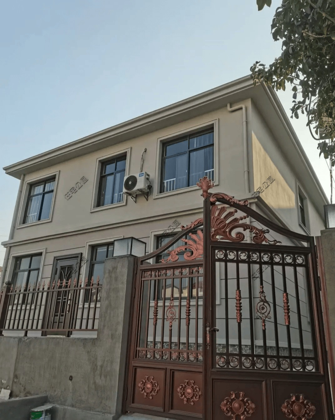 Tổ tiên nhắc: Cổng cao hơn nhà là 