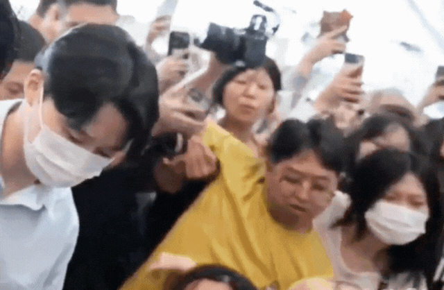 Kinh hoàng cảnh V (BTS) bị fan lao vào xô đẩy, sân bay náo loạn như Kinh hoàng cảnh V (BTS) bị fan lao vào xô đẩy, sân bay náo loạn như