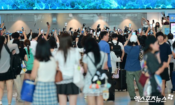 Kinh hoàng cảnh V (BTS) bị fan lao vào xô đẩy, sân bay náo loạn như Kinh hoàng cảnh V (BTS) bị fan lao vào xô đẩy, sân bay náo loạn như