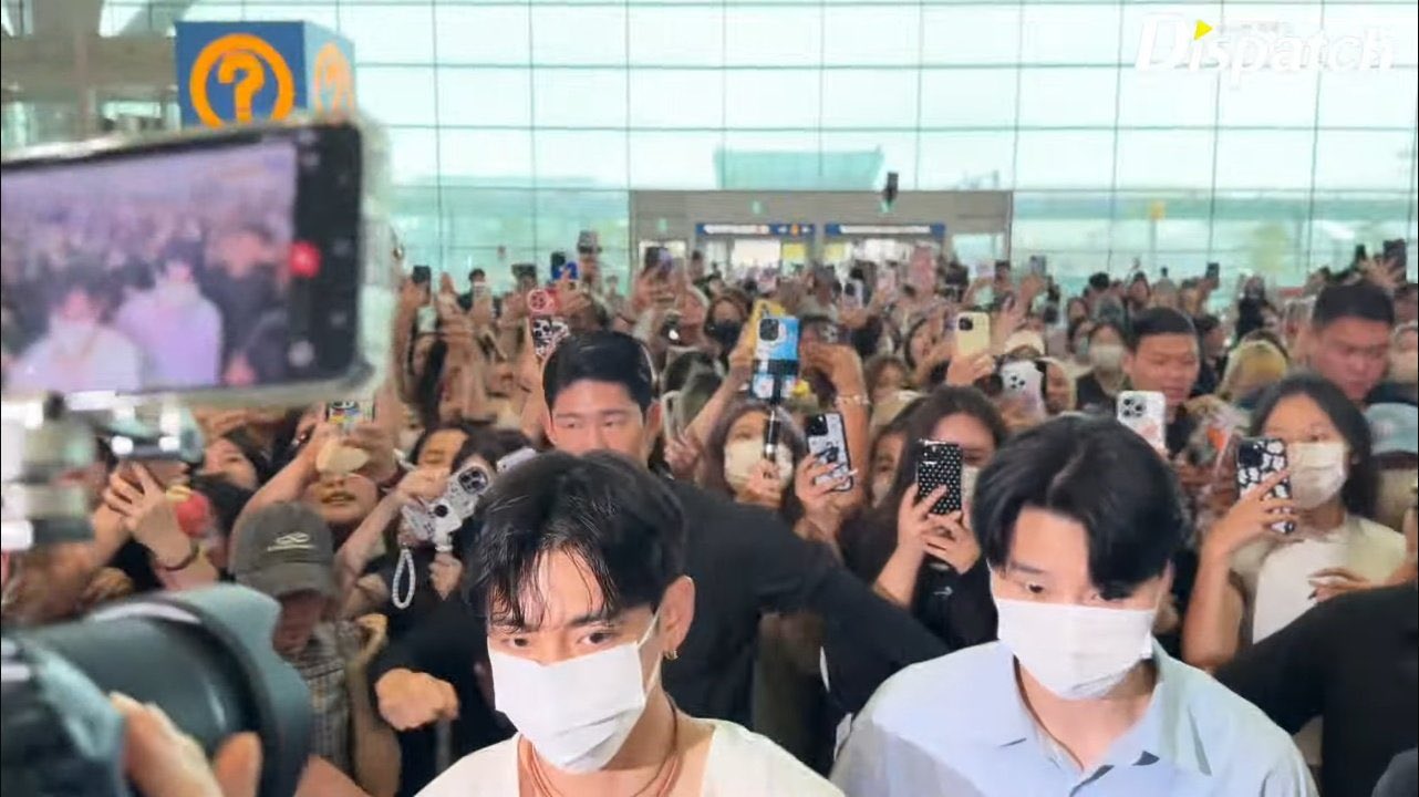 Kinh hoàng cảnh V (BTS) bị fan lao vào xô đẩy, sân bay náo loạn như Kinh hoàng cảnh V (BTS) bị fan lao vào xô đẩy, sân bay náo loạn như