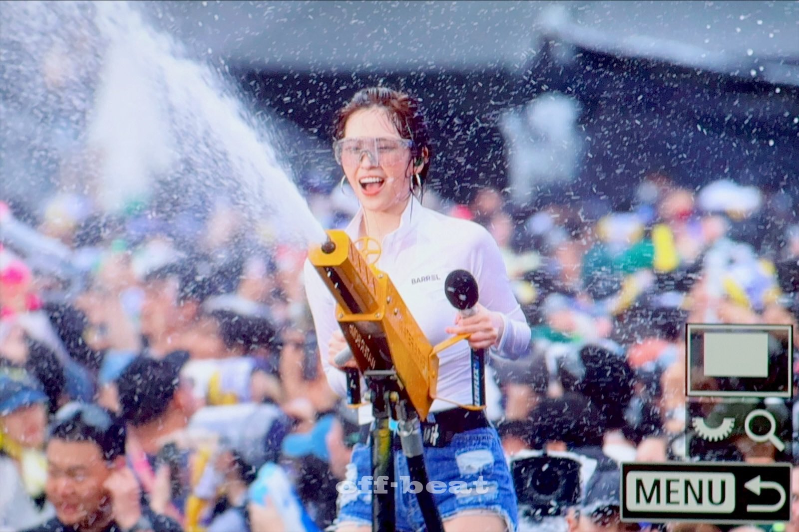 Nam thần cởi áo khoe múi làm náo loạn WATERBOMB, ITZY xinh đỉnh để lại loạt khoảnh khắc để đời- Ảnh 13.