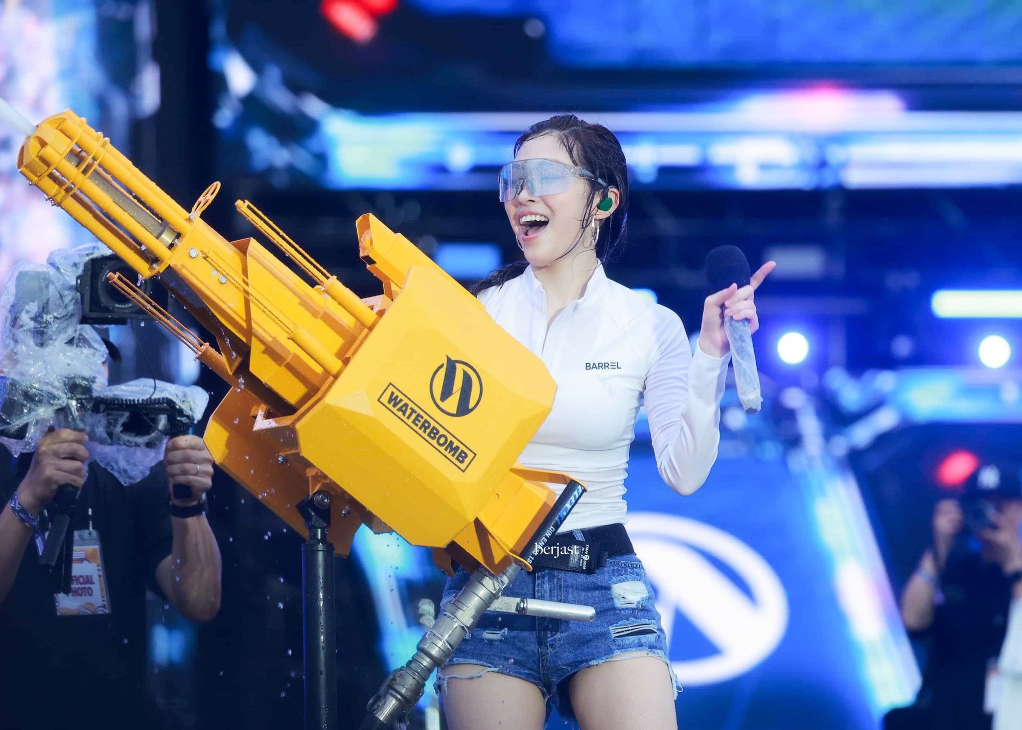 Nam thần cởi áo khoe múi làm náo loạn WATERBOMB, ITZY xinh đỉnh để lại loạt khoảnh khắc để đời- Ảnh 14.