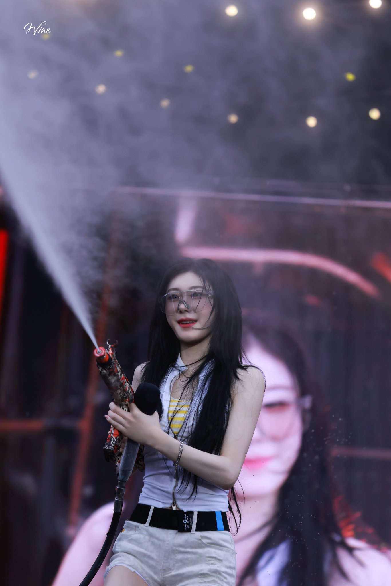 Nam thần cởi áo khoe múi làm náo loạn WATERBOMB, ITZY xinh đỉnh để lại loạt khoảnh khắc để đời- Ảnh 16.