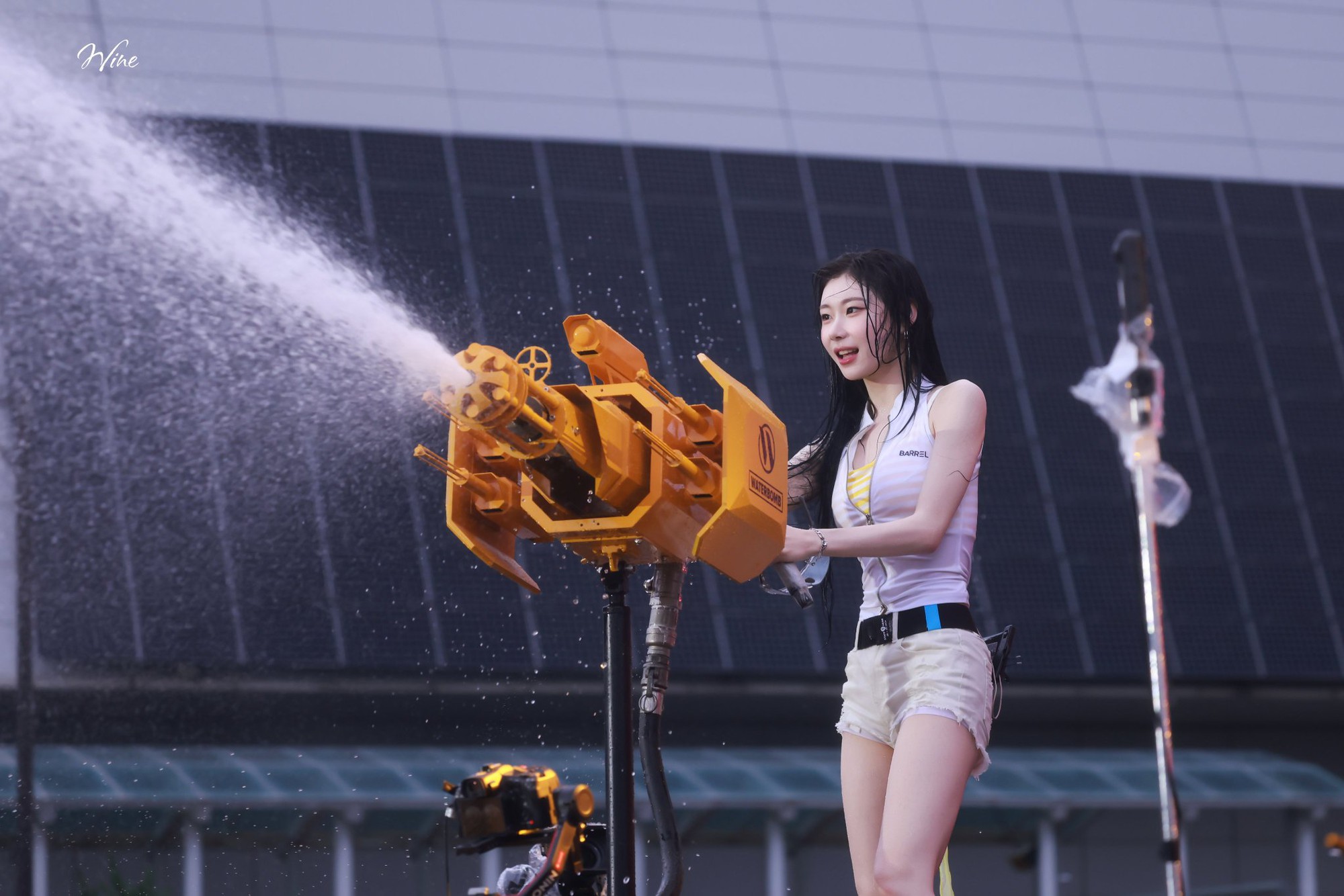 Nam thần cởi áo khoe múi làm náo loạn WATERBOMB, ITZY xinh đỉnh để lại loạt khoảnh khắc để đời- Ảnh 15.