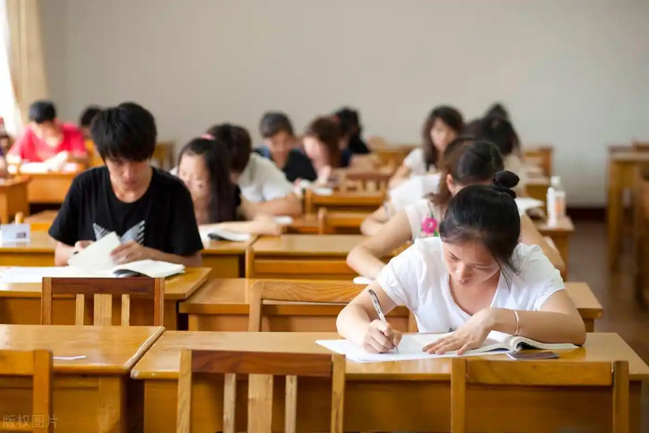 Nam sinh giỏi nhất tỉnh nộp 3 tờ giấy trắng thi đại học khiến nhà trường sửng sốt khi biết nguyên do: "Em cố tình thi trượt"- Ảnh 2.