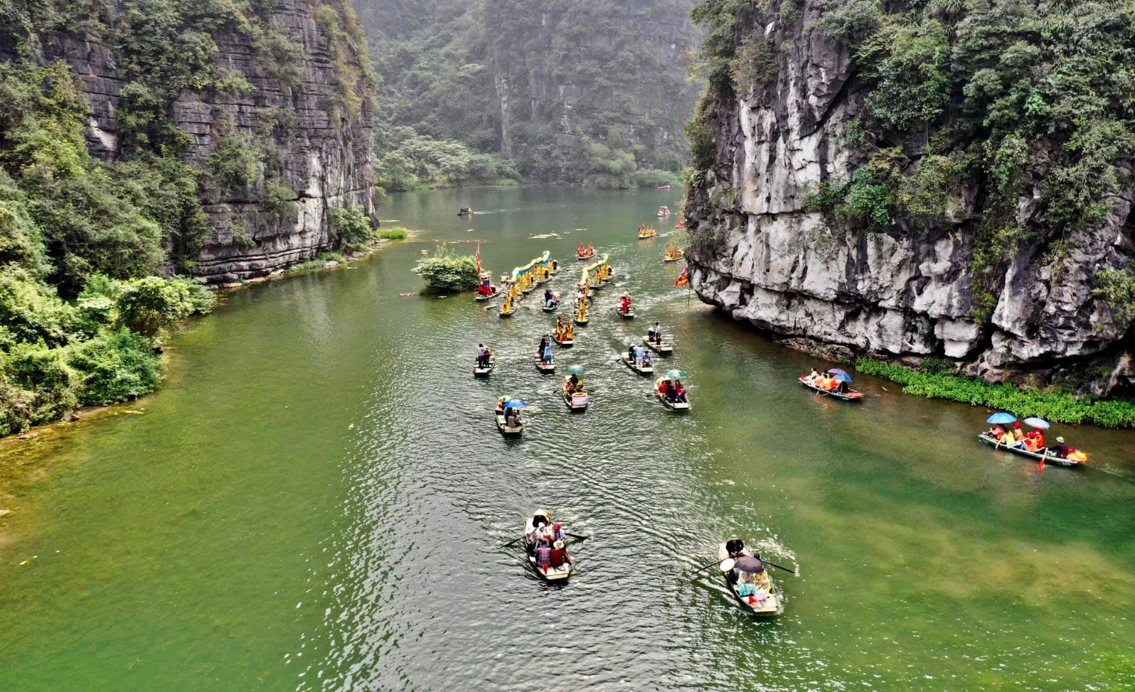 Tràng An (Ninh Bình) bất ngờ có màu nước lạ khiến netizen rần rần không tin nổi- Ảnh 3.