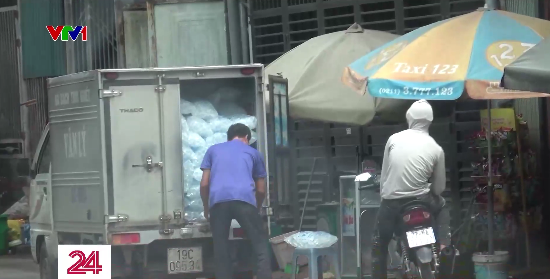 Mạng lưới tiêu thụ nước đá mất vệ sinh lan rộng ở Phú Thọ- Ảnh 1.
