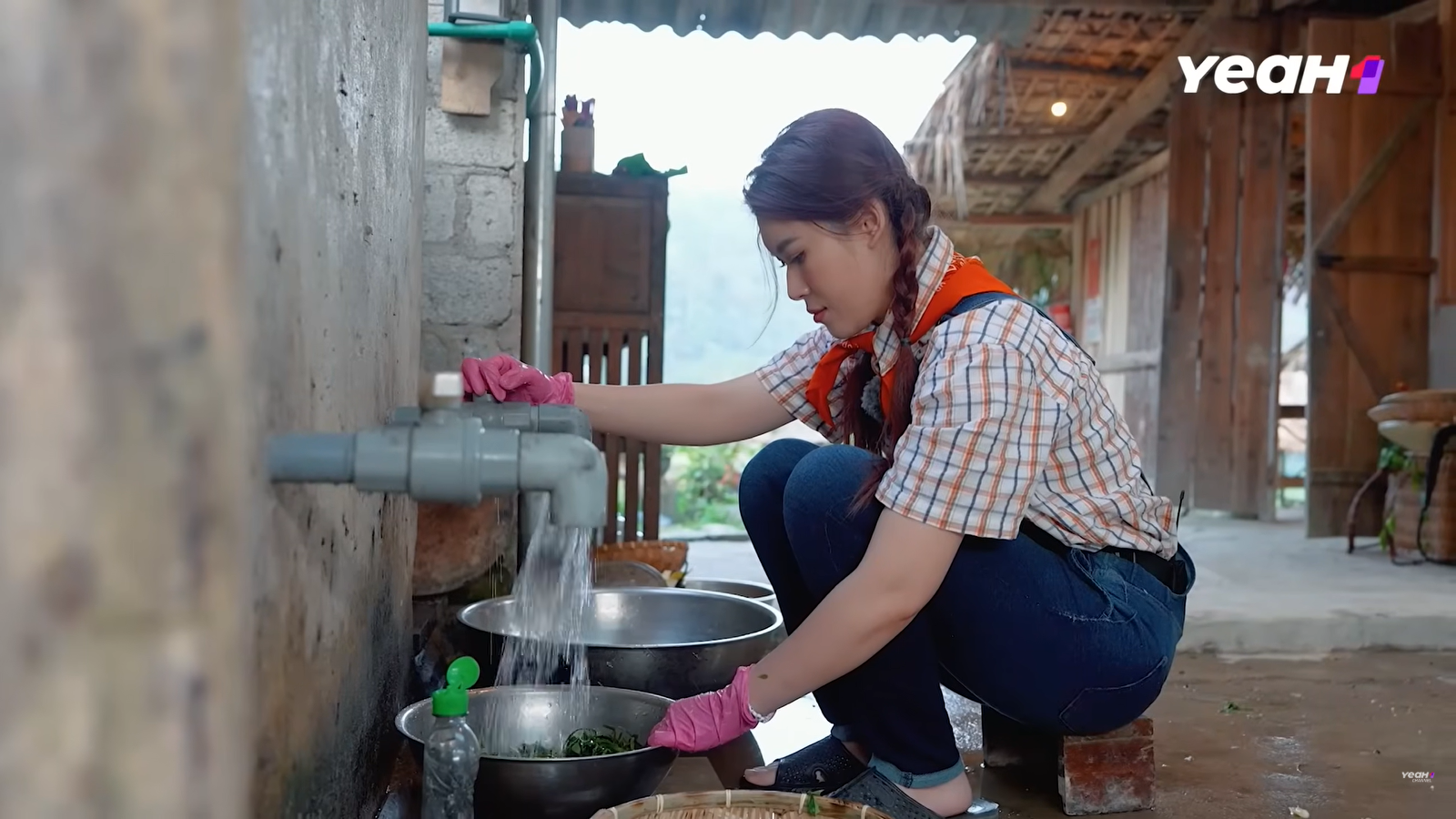 Tiểu thư 7000 tỷ gây sốt ở Gia Đình Haha: Tay quen bóc đồ hiệu giờ "nếm" cảm giác đào sắn, bẻ măng, cày ruộng hùng hục- Ảnh 2.