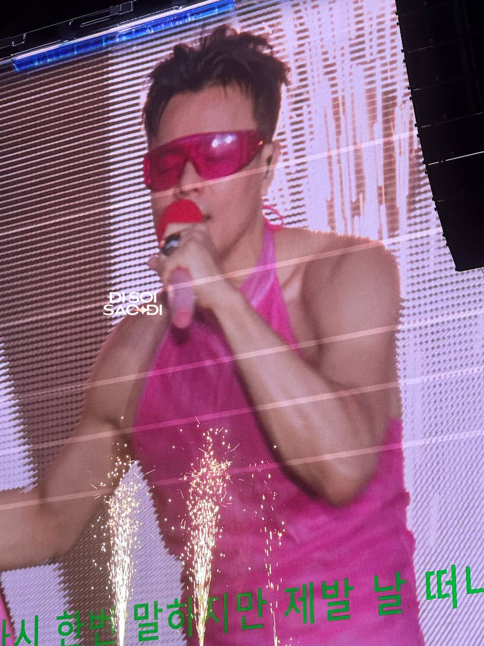 "Ông trùm giải trí" hồng rực cả WATERBOMB, khoe giọng hát live đẳng cấp khiến khán giả phát cuồng- Ảnh 3. "Ông trùm giải trí" hồng rực cả WATERBOMB, khoe giọng hát live đẳng cấp khiến khán giả phát cuồng- Ảnh 3.
