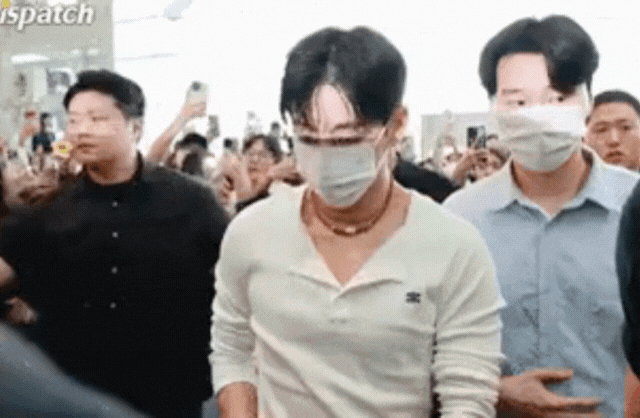 Kinh hoàng cảnh V (BTS) bị fan lao vào xô đẩy, sân bay náo loạn như Kinh hoàng cảnh V (BTS) bị fan lao vào xô đẩy, sân bay náo loạn như