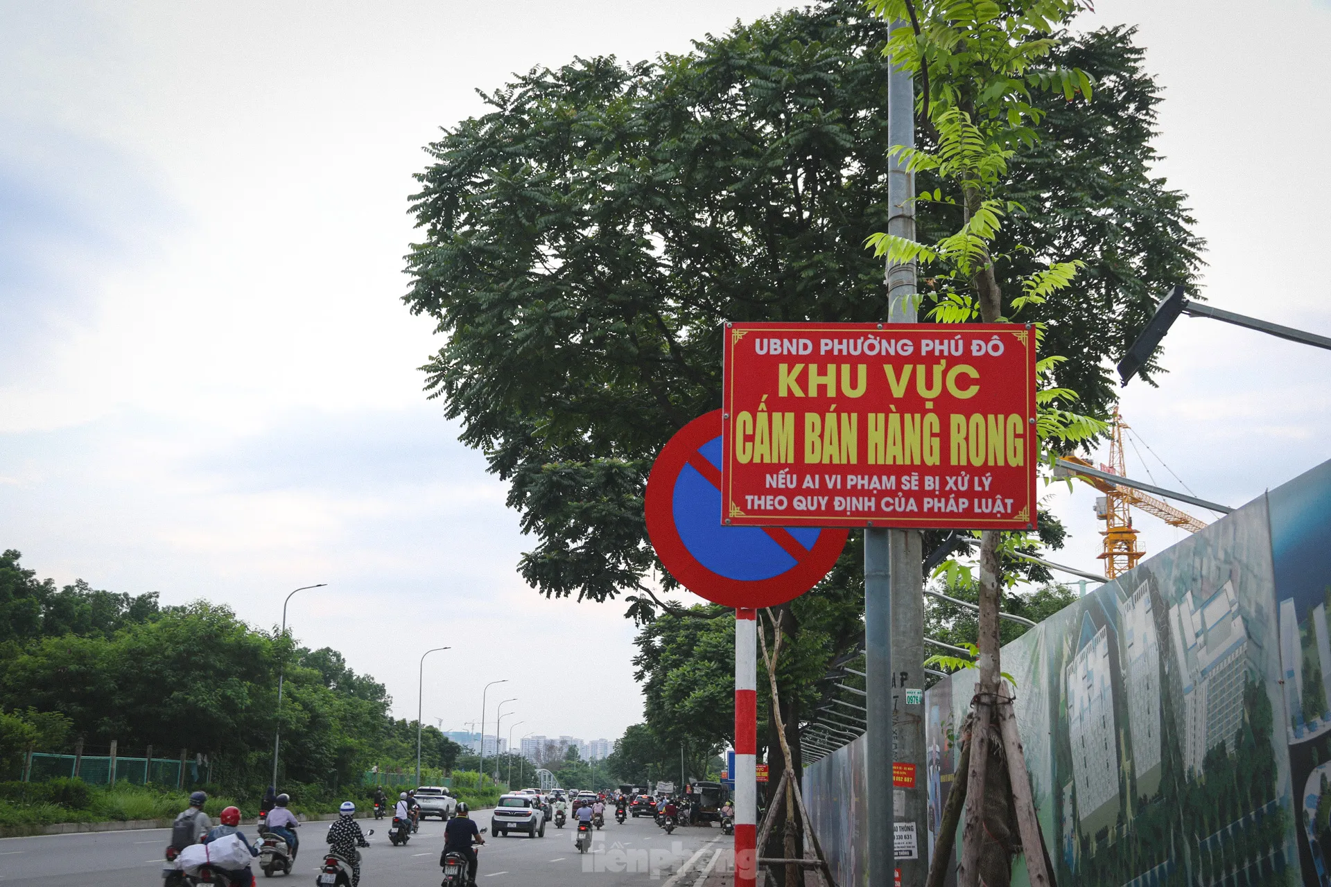 Nhức nhối tình trạng bán hàng rong bủa vây Đại lộ Thăng Long- Ảnh 8.