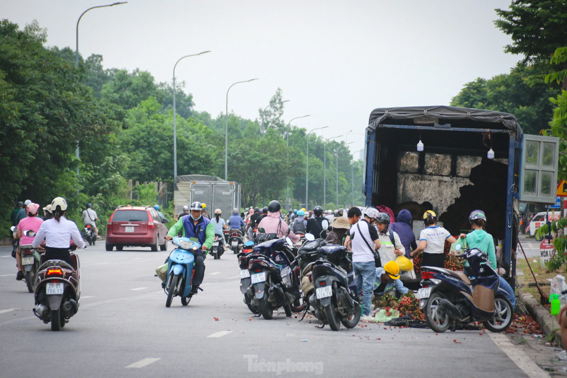 Nhức nhối tình trạng bán hàng rong bủa vây Đại lộ Thăng Long- Ảnh 7.