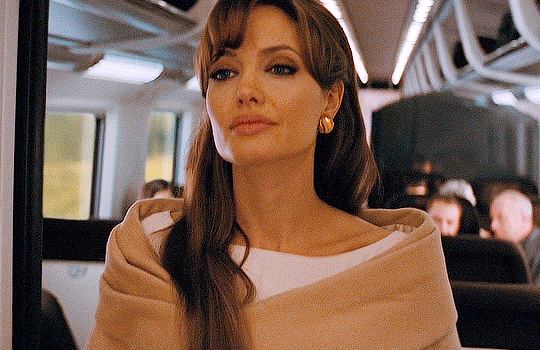 Angelina Jolie năm 35 tuổi từng đóng một vai mà cốt cách quý cô thanh lịch tràn ngập từng khung hình, khiến nam chính say mê không rời- Ảnh 3.