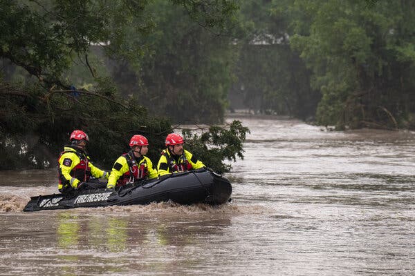 Toàn cảnh trận lũ quét kinh hoàng ở Mỹ khiến ít nhất 13 người thiệt mạng, hơn 20 bé gái tại trại hè mất tích- Ảnh 2.