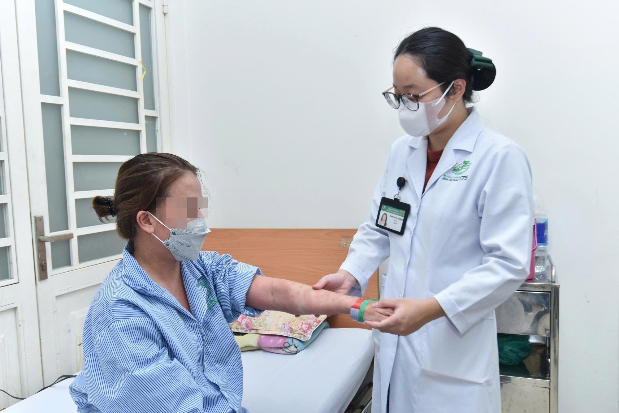 Dùng “thuốc giảm mỡ bụng, collagen”, người phụ nữ ở TP.HCM nguy kịch: Rùng mình hình ảnh tổn thương da khắp cơ thể- Ảnh 4.