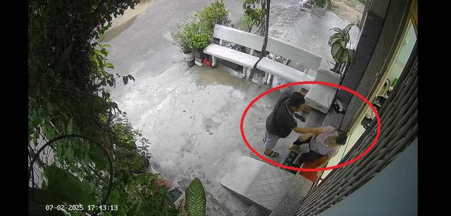 Người đàn ông đến nhà đe dọa, hành hung cụ bà 83 tuổi: Nguồn cơn từ cuộc cãi vã nhiều ngày trước- Ảnh 1. Người đàn ông đến nhà đe dọa, hành hung cụ bà 83 tuổi: Nguồn cơn từ cuộc cãi vã nhiều ngày trước- Ảnh 1.