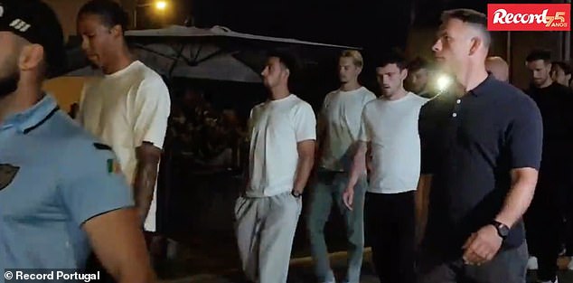 Một tang lễ, mất 2 người con trai: Không ai đau lòng hơn bố mẹ Diogo Jota, gục trên vai người thân khóc nức nở- Ảnh 4.