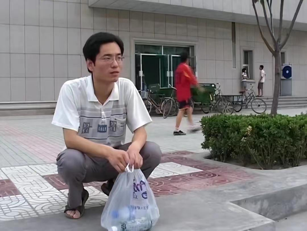 2 tháng nữa tốt nghiệp ĐH thì biến mất: Cha nghèo bật khóc vì bán hết tài sản, nợ nần nuôi con gái ăn học- Ảnh 1.