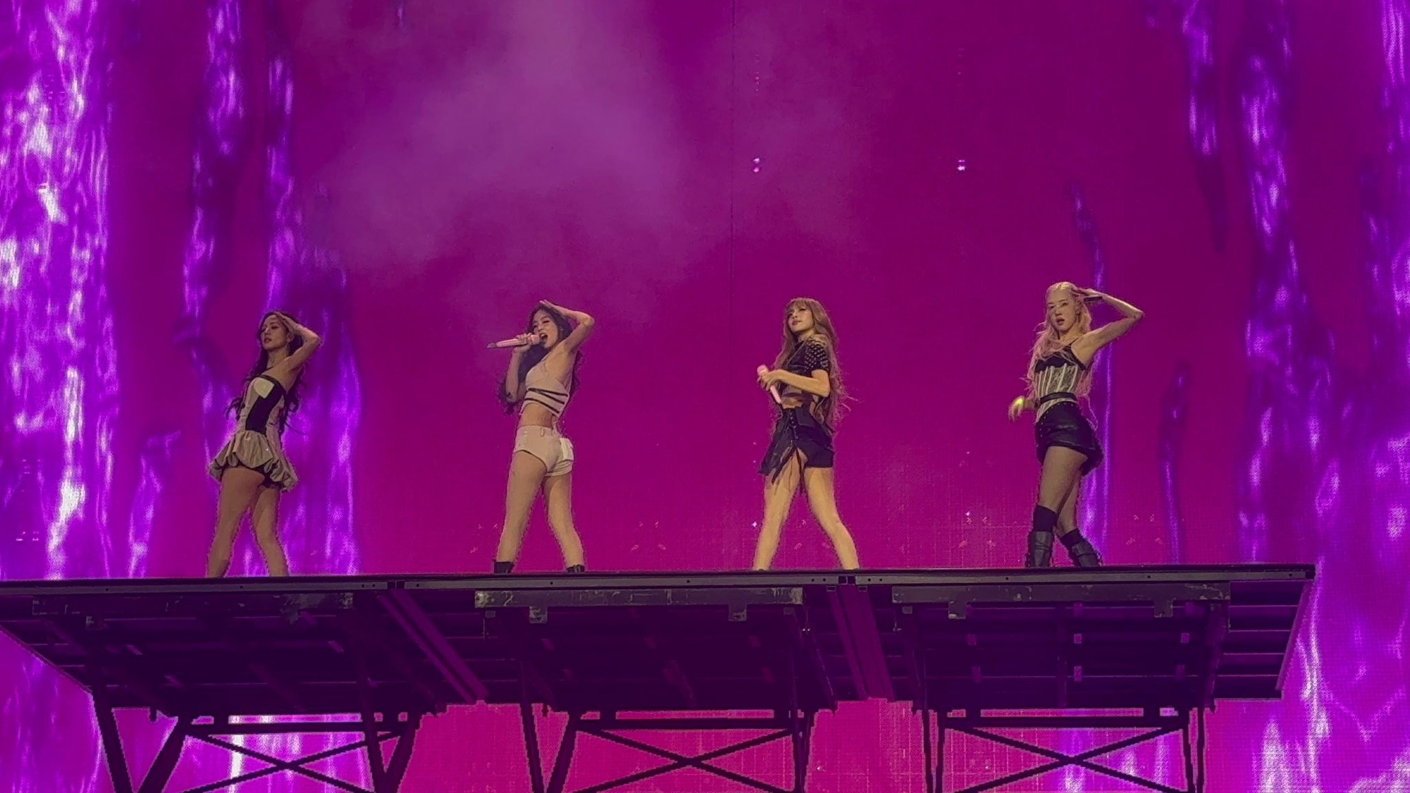Dàn sao hot thi nhau đi concert BLACKPINK: Lee Min Ho siêu giản dị, dàn gái xinh NewJeans - BABYMONSTER gây sốt- Ảnh 14.