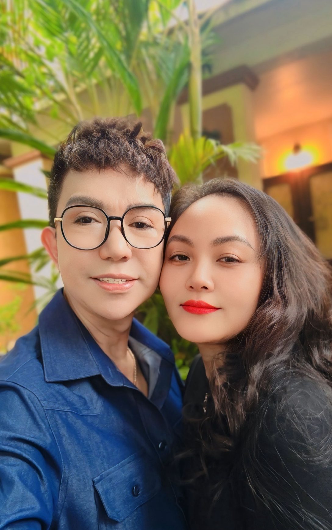 Hôn nhân 27 năm của nam nghệ sĩ đình đám và hoa khôi Hải Phòng: Yêu say đắm bất chấp tin đồn giới tính- Ảnh 1.