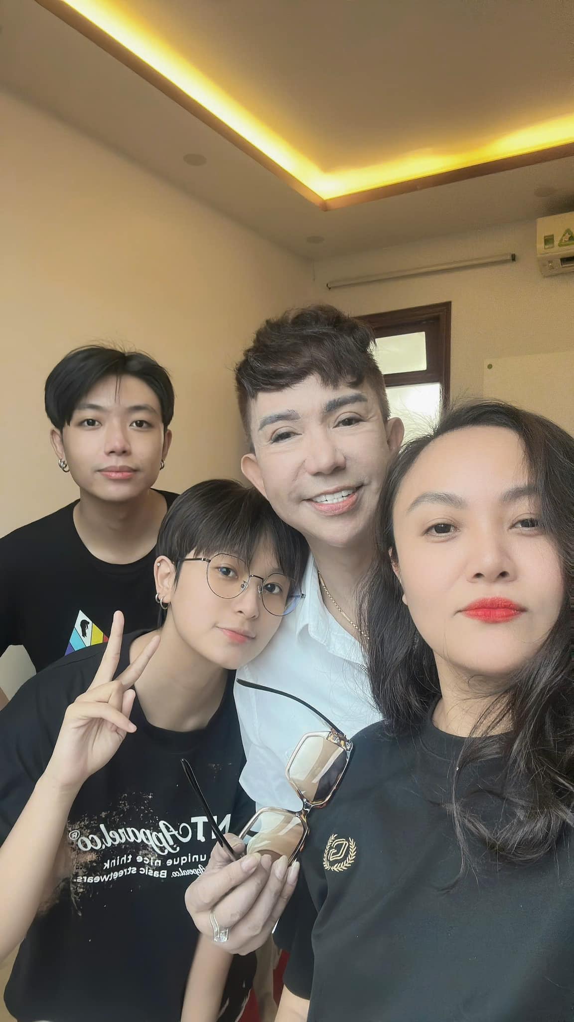 Hôn nhân 27 năm của nam nghệ sĩ đình đám và hoa khôi Hải Phòng: Yêu say đắm bất chấp tin đồn giới tính- Ảnh 4.