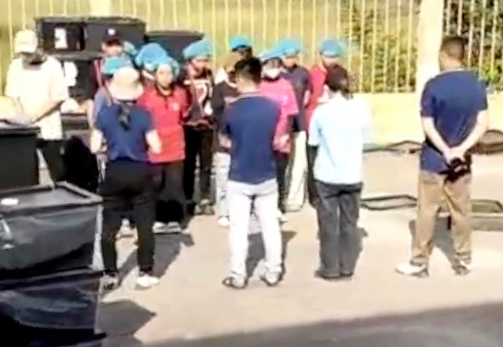 Bắt công nhân đứng nắng nghe 'phổ biến công việc': Doanh nghiệp ở Huế nói gì?- Ảnh 1.