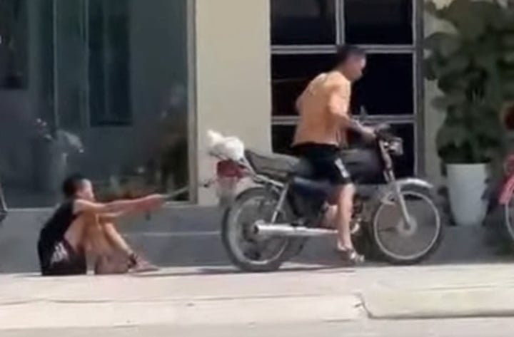 Phẫn nộ hình ảnh bé trai bị bố xích chân kéo lê trên đường phố Hải Phòng- Ảnh 1. Phẫn nộ hình ảnh bé trai bị bố xích chân kéo lê trên đường phố Hải Phòng- Ảnh 1.