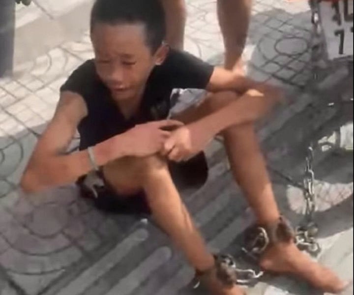 Phẫn nộ hình ảnh bé trai bị bố xích chân kéo lê trên đường phố Hải Phòng- Ảnh 2. Phẫn nộ hình ảnh bé trai bị bố xích chân kéo lê trên đường phố Hải Phòng- Ảnh 2.