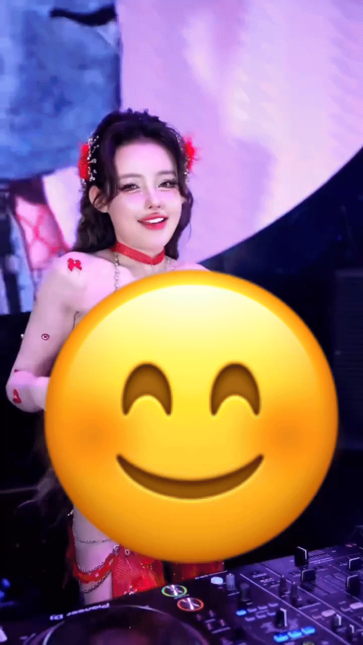 DJ Ngân 98 lại mặc đồ 