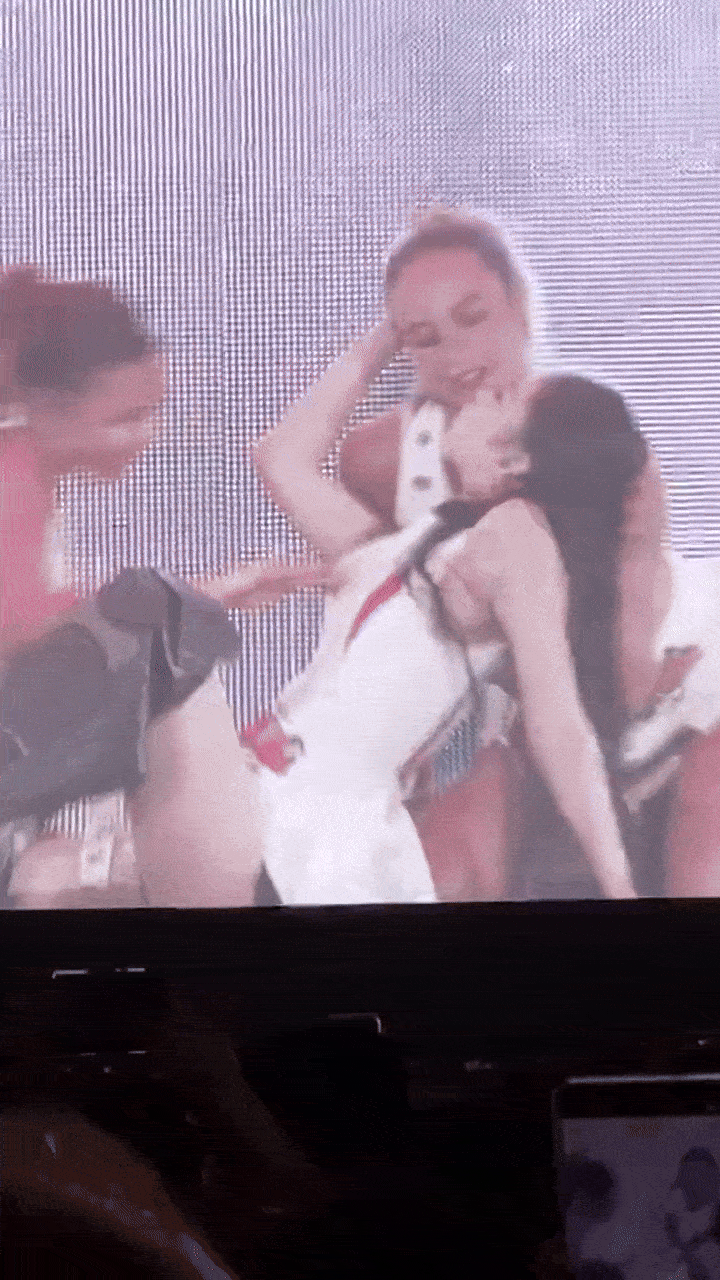 BLACKPINK “điên rồ” sau 3 năm vắng bóng: Jennie - Lisa sexy táo tợn, khoảnh khắc BLACKPINK “điên rồ” sau 3 năm vắng bóng: Jennie - Lisa sexy táo tợn, khoảnh khắc