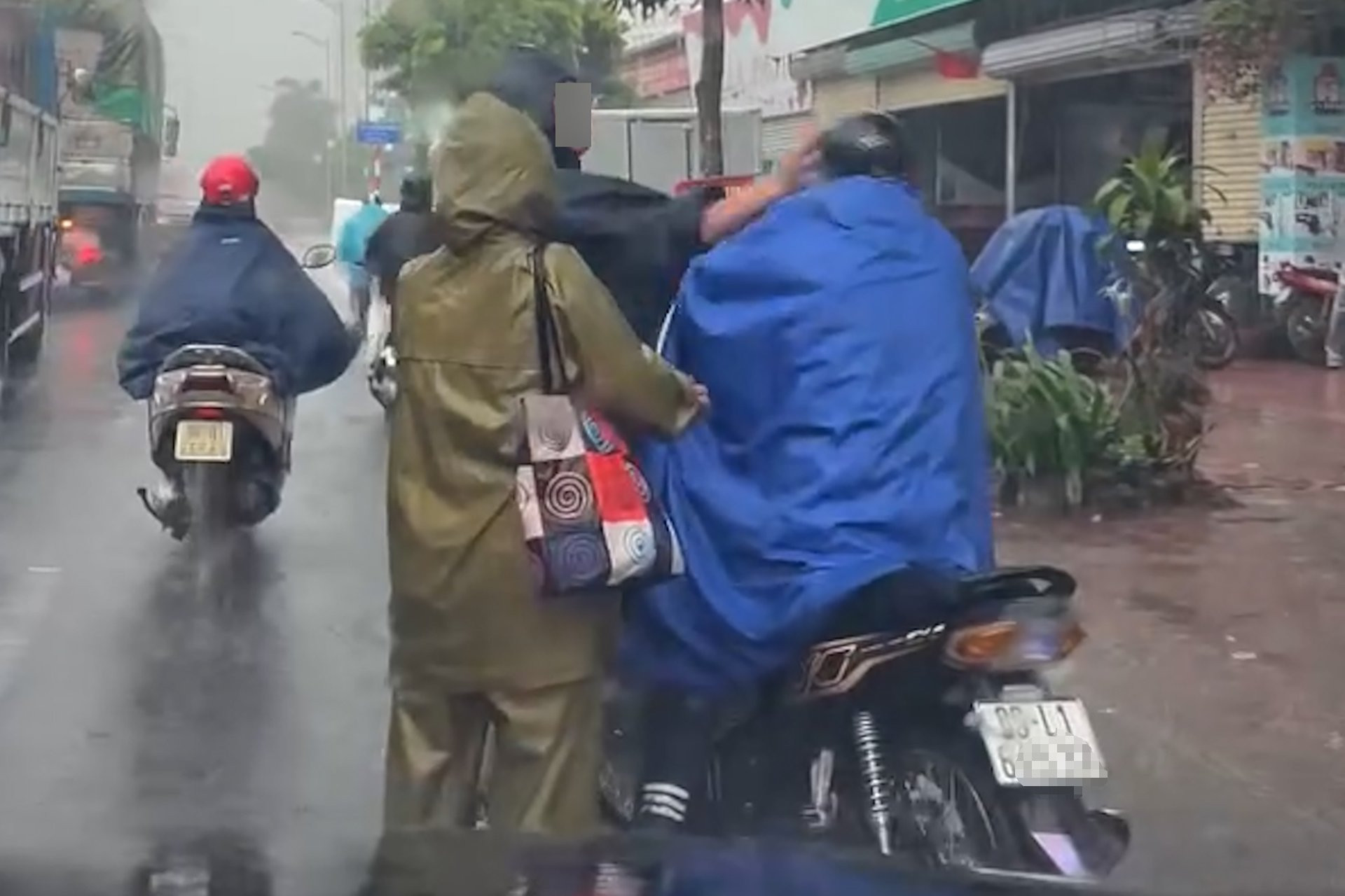 Xác minh tài xế xe ôm công nghệ bị hành hung giữa trời mưa ở Hà Nội- Ảnh 1.