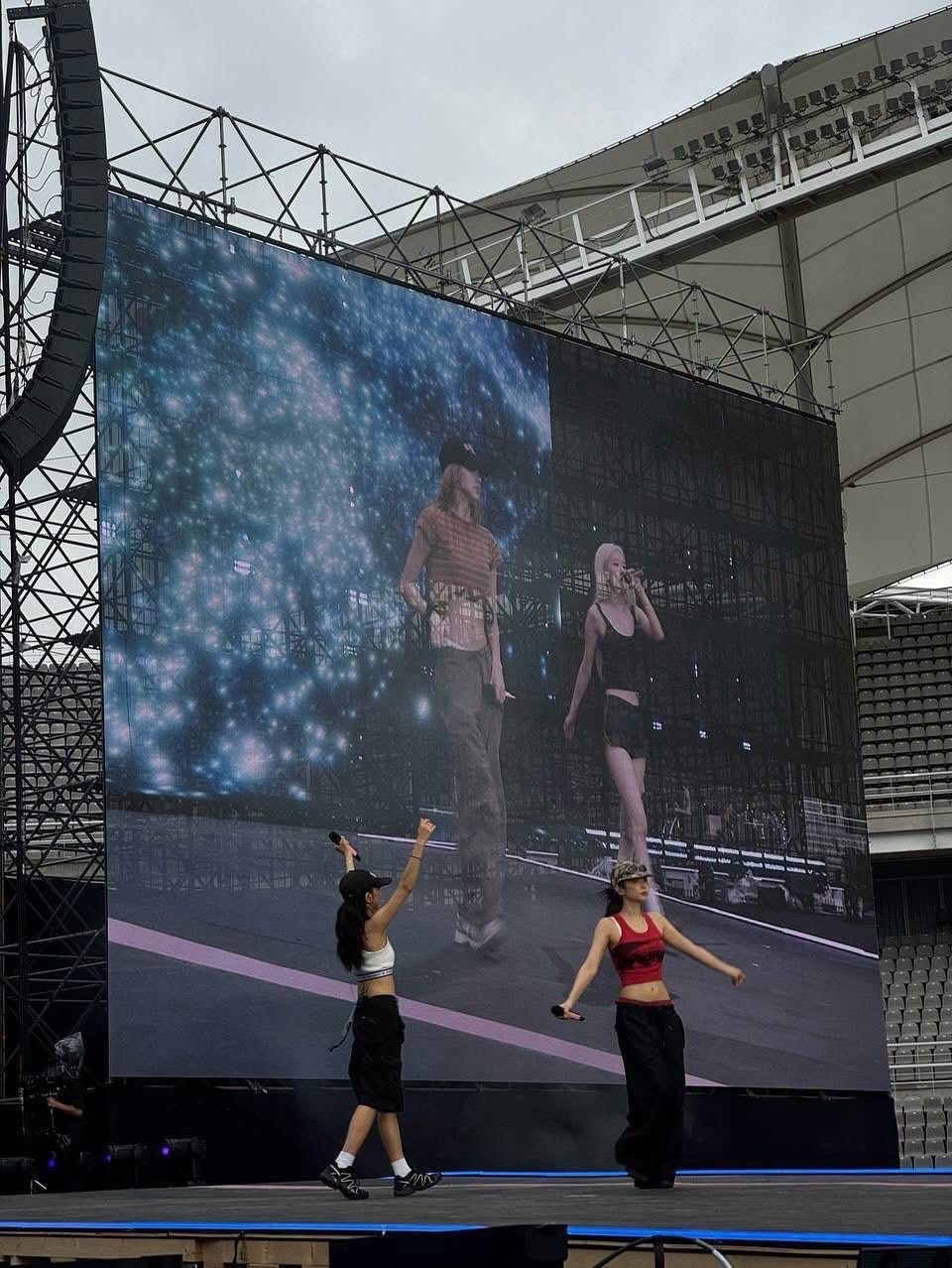 Nóng không kém concert BLACKPINK chính là vòng eo “bé xíu xiu” của Jennie- Ảnh 2.