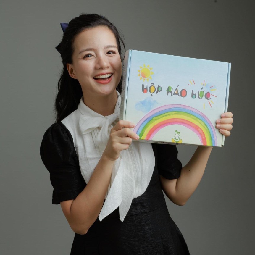 MC Minh Trang founder Làng Háo Hức gây tranh cãi về câu chuyện dạy con gái 7 tuổi bị lạnh cũng không được xin chăn trên máy bay vì... lãng phí- Ảnh 1.