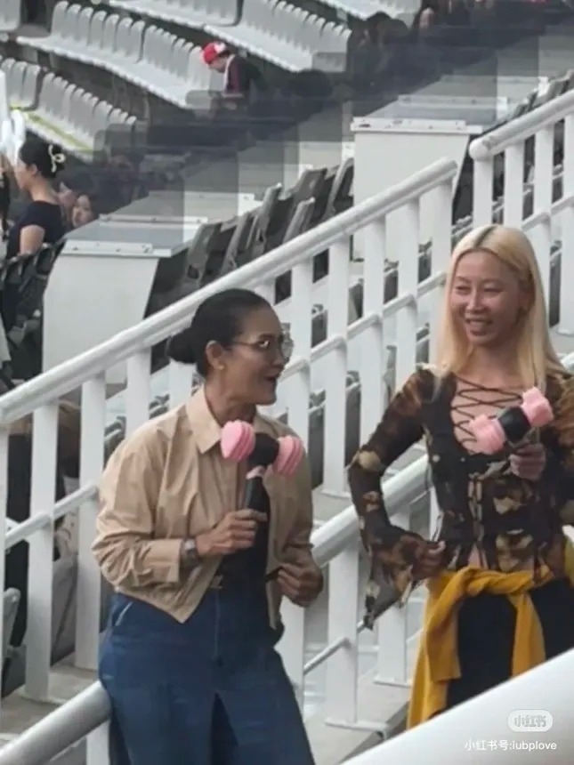 Dàn sao hot thi nhau đi concert BLACKPINK: Lee Min Ho siêu giản dị, dàn gái xinh NewJeans - BABYMONSTER gây sốt- Ảnh 13.