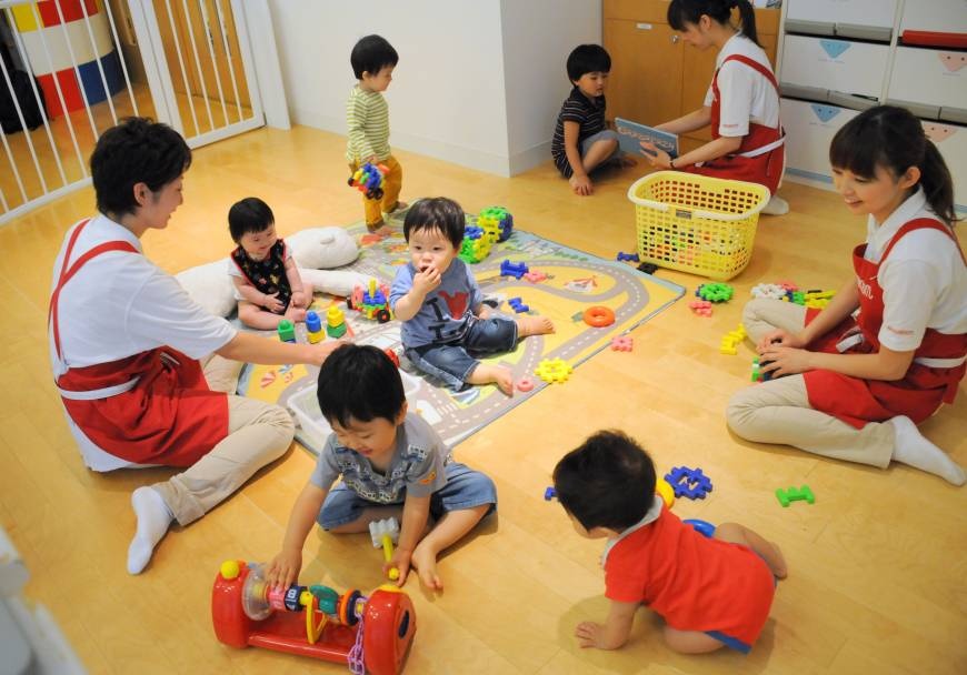 Đang ngủ trưa, bé gái chợt bật dậy bước đi trong vô thức nhưng điều khiến các mẹ không rời được mắt là hành động của cô giáo- Ảnh 1.