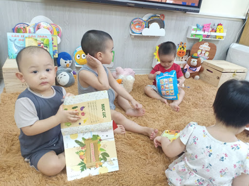 Đang ngủ trưa, bé gái chợt bật dậy bước đi trong vô thức nhưng điều khiến các mẹ không rời được mắt là hành động của cô giáo- Ảnh 3.