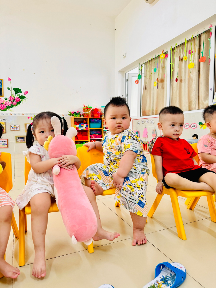 Đang ngủ trưa, bé gái chợt bật dậy bước đi trong vô thức nhưng điều khiến các mẹ không rời được mắt là hành động của cô giáo- Ảnh 2.