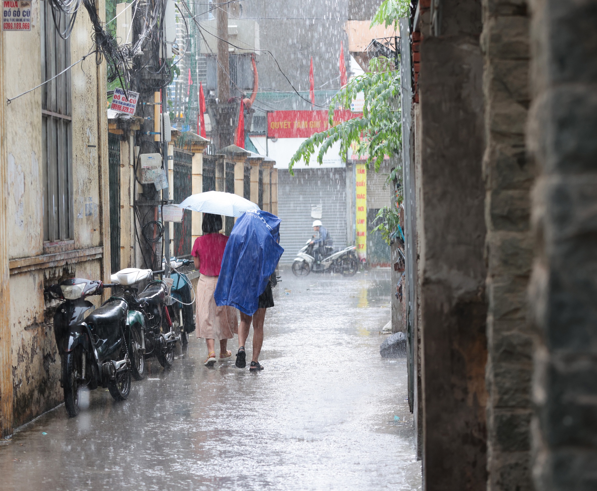 "Kiếp nạn" của nhiều shipper Hà Nội ngày Chủ nhật: Đường phố ngập lênh láng sau cơn mưa trắng trời- Ảnh 1.