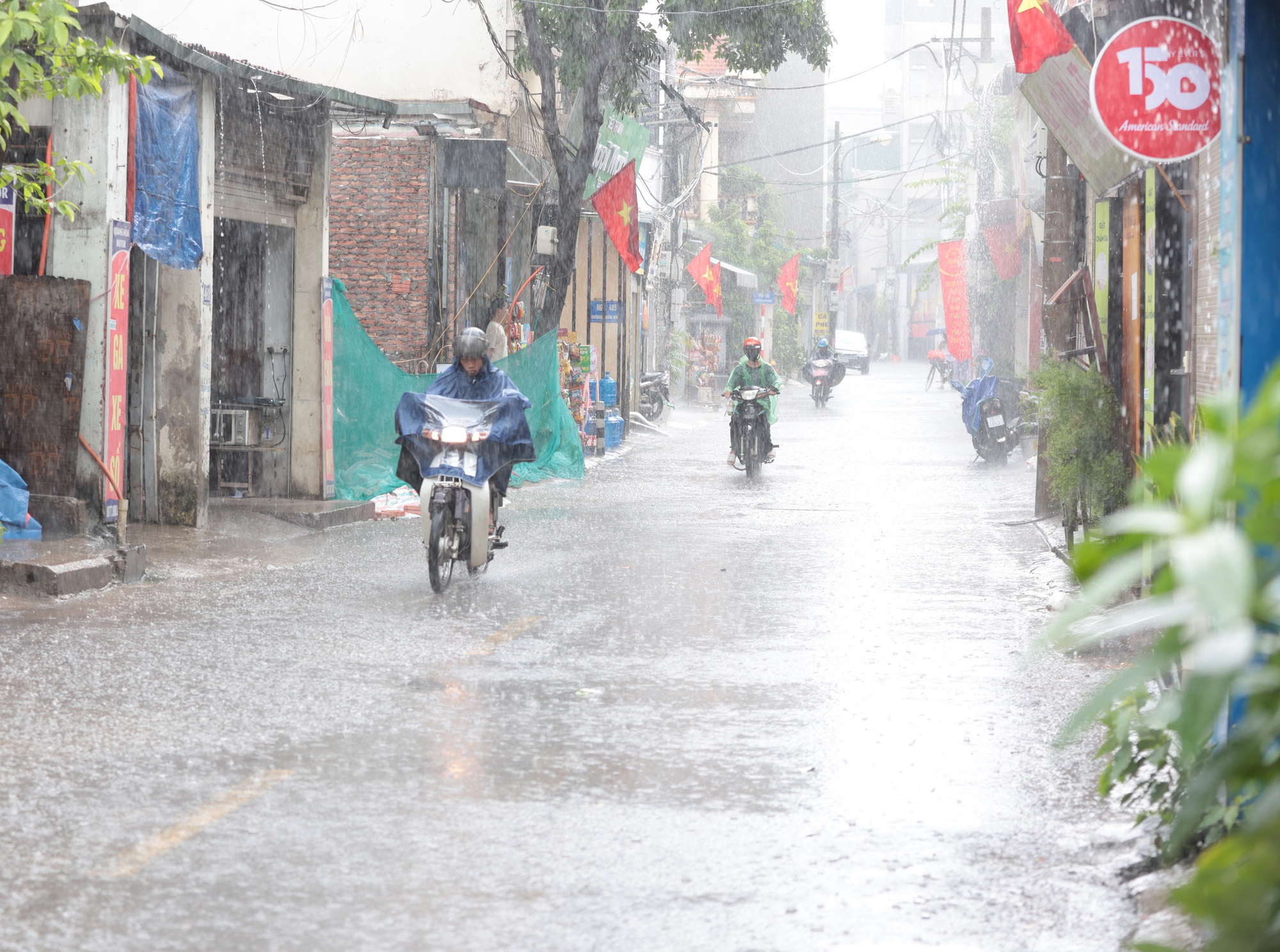 "Kiếp nạn" của nhiều shipper Hà Nội ngày Chủ nhật: Đường phố ngập lênh láng sau cơn mưa trắng trời- Ảnh 2.