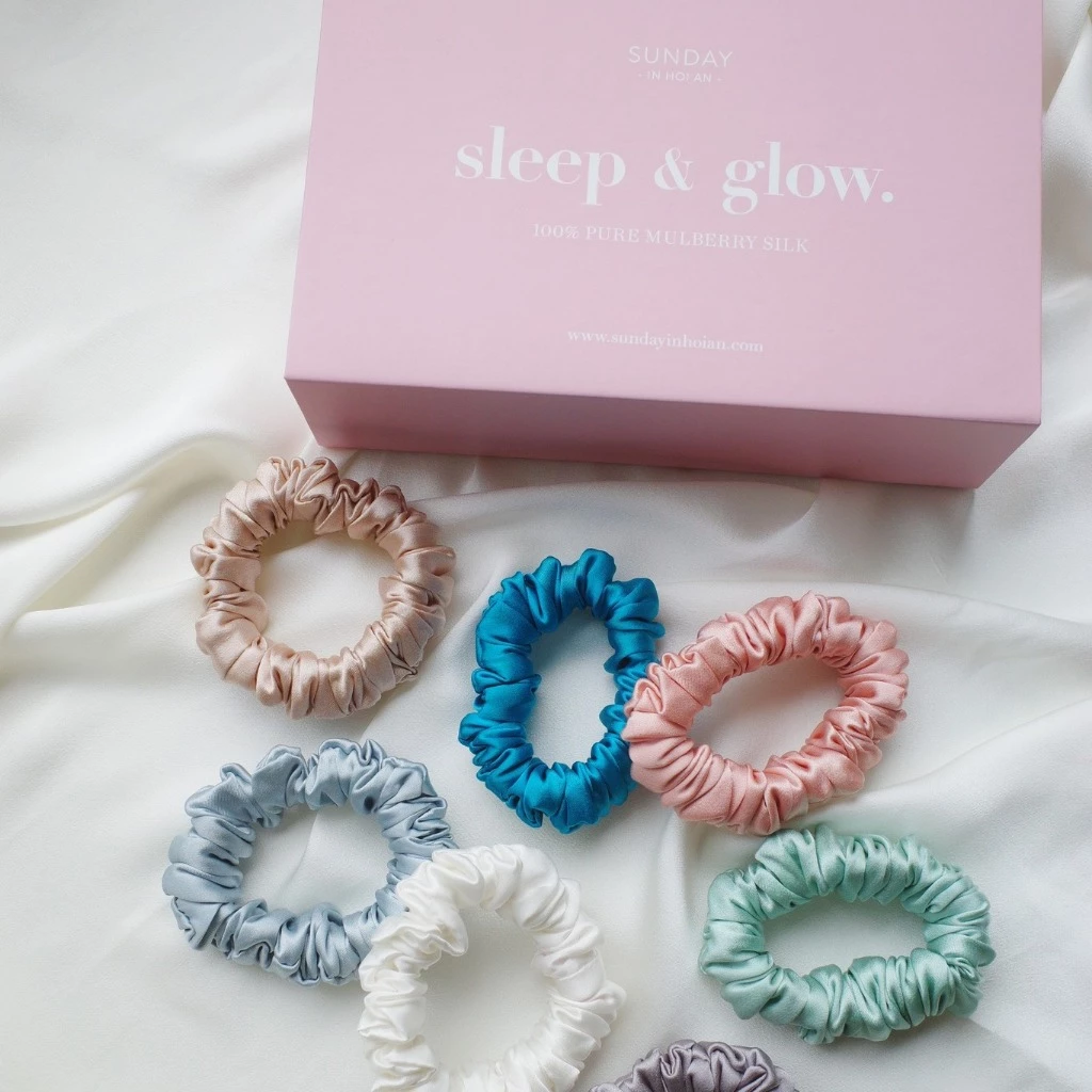 Dây buộc tóc lụa có gì đặc biệt mà "hội phú bà" Jennie, Lisa sắm cả 1 bộ sưu tập- Ảnh 11.
