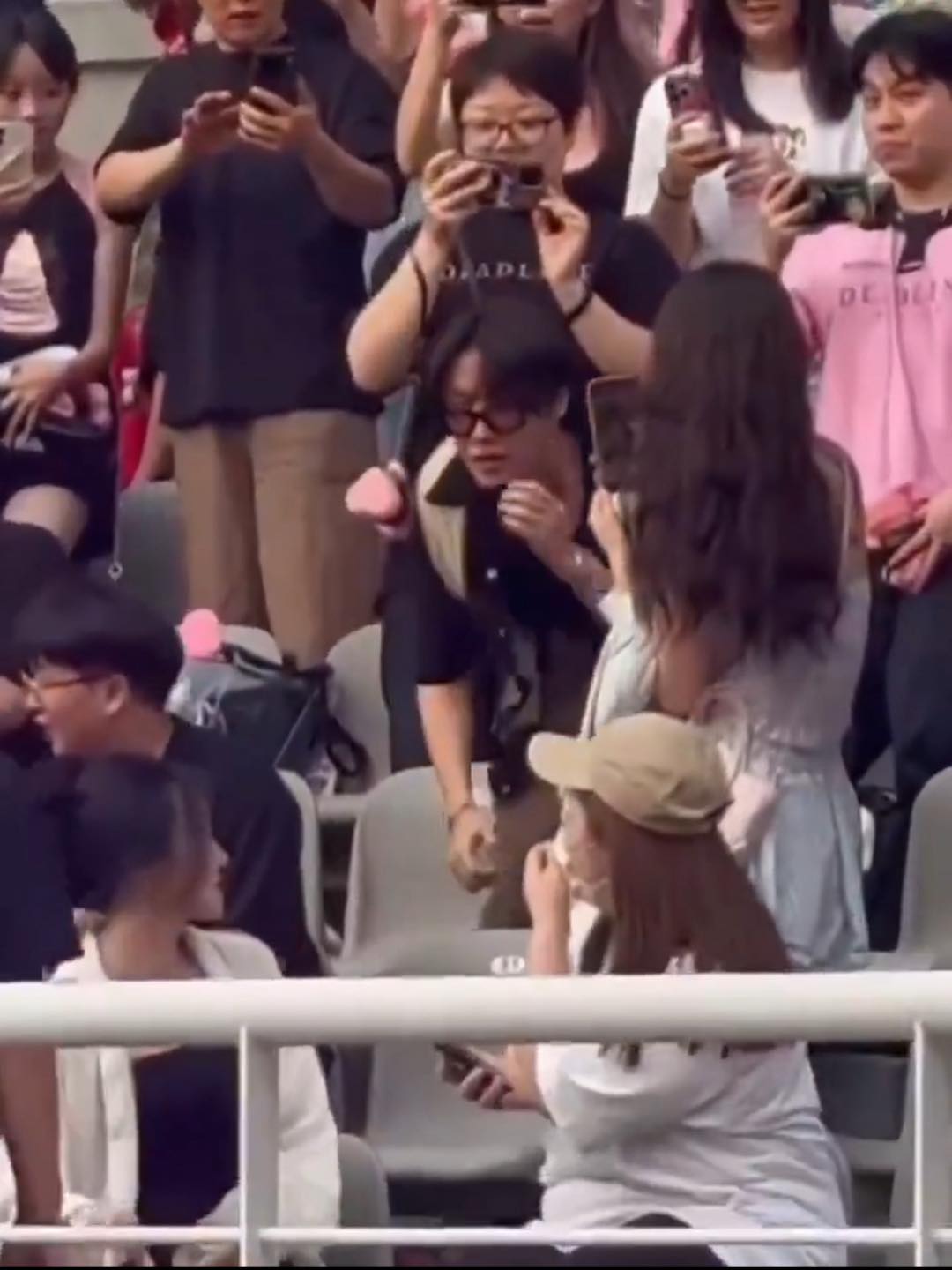 Dàn sao đu concert BLACKPINK ngày 2 còn khủng hơn ngày 1: Tình tin đồn Jisoo - Jennie, kình địch BTS - TWICE đều lộ diện!- Ảnh 2.