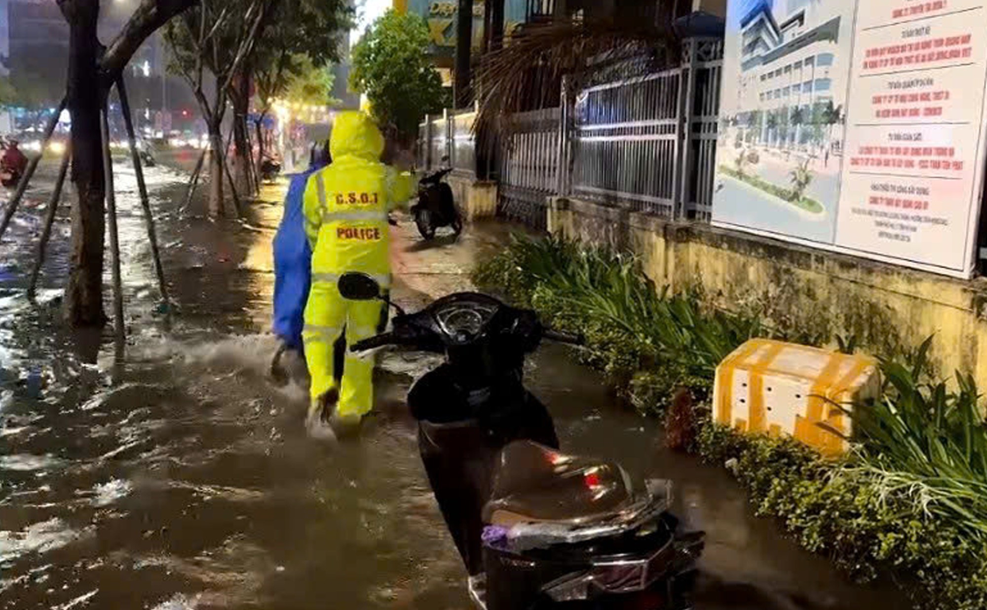 Đà Nẵng: Nhiều nơi bị ngập sâu do mưa lớn, dân quân, công an xung kích giúp dân- Ảnh 3.