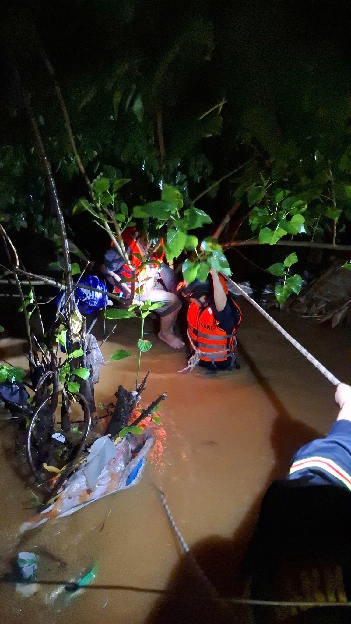 Đà Nẵng: Nhiều nơi bị ngập sâu do mưa lớn, dân quân, công an xung kích giúp dân- Ảnh 6.