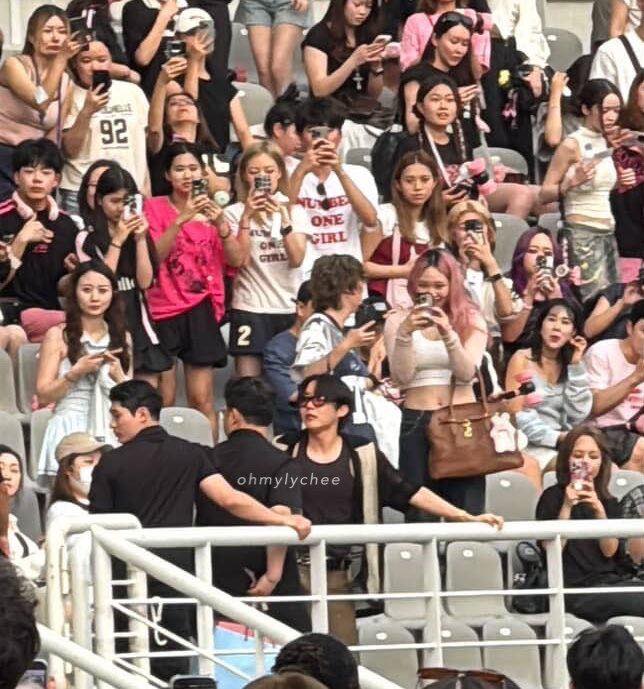 Dàn sao đu concert BLACKPINK ngày 2 còn khủng hơn ngày 1: Tình tin đồn Jisoo - Jennie, kình địch BTS - TWICE đều lộ diện!- Ảnh 1.