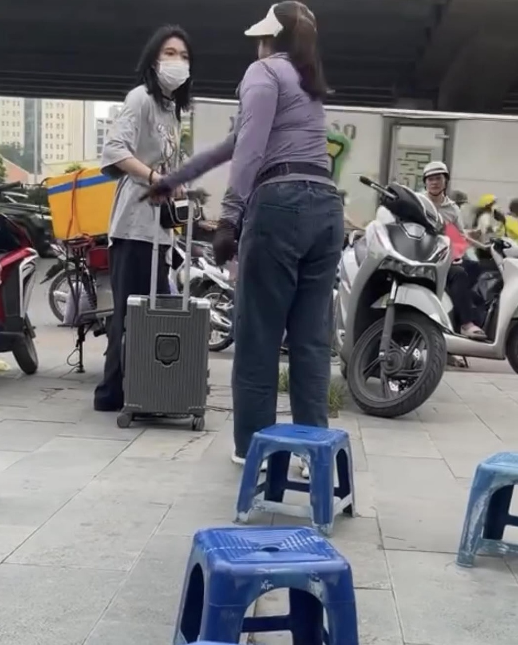 Công an vào cuộc xác minh vụ cô gái đứng trên vỉa hè đợi xe bị người bán nước xua đuổi ở Hà Nội- Ảnh 1.